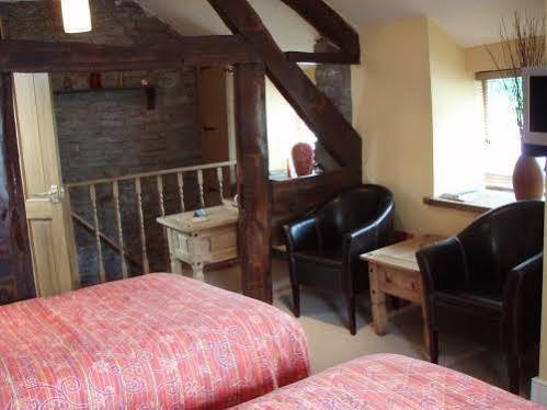 The Horse & Jockey Inn Knighton  Eksteriør billede